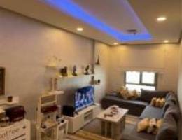  شقة خلو مؤثثه بالكامل ( اثاث جديد ) اللي يدور عالنظيف  والاجار 380 دك 