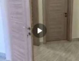  للإيجار شقة في عبدالله المبارك ثلاثة غرف وصالة ومطبخ وغرفة العاملة 