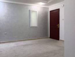  يوجد شقه للايجار غرفه وصاله وحمام ومطبخ مساحه كبيره بالسالميه 