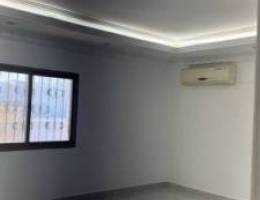  للايجار شقه دور ثالث درج غرفه وصاله ومطبخ وحمام تشطيب جديد للعوائل 