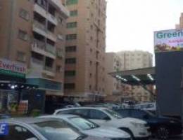  للبيع محل مساحة ٤٠ م عمارة جديدة- إيجار ٧٠٠ -بجانب مسجد وكثافة سكانية 