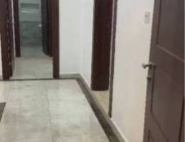  شقه للايجار في الدور الاول 3 غرف وصاله ومطبخ مرتبه وكبيره 