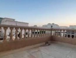  للايجار شقة واسعة مع بلكونة مع غرفة للسايق 