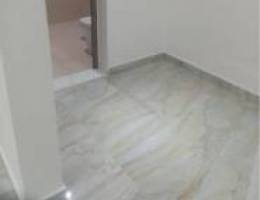  للايجار دور جديد اول ساكن يتكون من ٤ غرف ماستر ومطبخ كبير وصالتين وصعد 