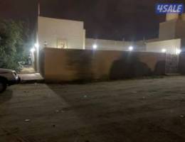  للإجار نص اسطبل دوانيه + مقلط + غرفة حارس + مطبخ + حديقة خارجية 