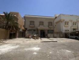  للايجار قسيمه بالعدان دورين ونص وسرداب 10 غرف و8 حمامات 