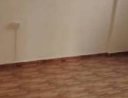  غرفتين و صاله و حمامين و مطبخ و وحده منهم ماستر 