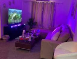  يوجد لدينا شقه خلو الايجار غرفه وصاله ومطبخ وحمام تشطيب سوبرلوكس خلو 