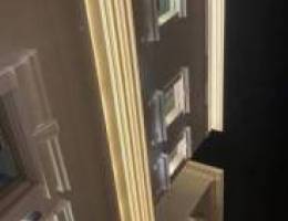  شقة للايجار جابر الاحمد قطعه ٧ للمعاريس او طفل ثلاث غرف منهم ماستر ٤٠٠ 