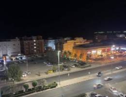  شقه غرفتين وصاله حمامين ومطبخ علي البحر مباشر 