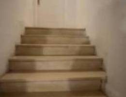  3 غرف نوم منهم وحده ماستر وصاله وحمام ومطبخ 