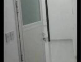  للإيجار شقه غرفه و صاله و حمام ومطبخ تشطيب سوبر دولكس بمنطقه القرين ق4 