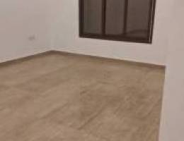  شقة للايجار٣ غرف ماستر غرفةخ ماسترحمام ضيوف وحمام غسيل وصاله مطبخ كبير 