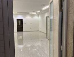  للإيجار دور ارضي مع سرداب وحمام سباحه تشطيب راقي 