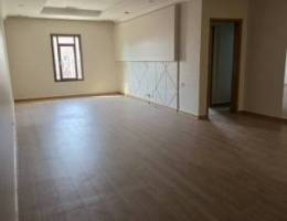  شقة ديلوكس مكونه من صالة كبيرة 12*4 و 3 غرف 3 حمامات ومطبخ مجهز وعامله 