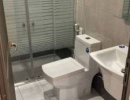  للايجار بيت بالرقه بطن وظهر وسكه الارضي ٢غرف وديوانيه وصاله ومطبخ 