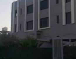  شقة للايجار بخيطان على شارع المطار مقابل الزهراء زاوية موقع ممتاز 