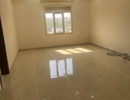  للاجار شقه تتكون من ثلاث غرف نوم وصاله ومطبخ وغرفة موظفه وموقفين 