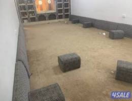  للايجار اسطبل في اسطبلات الاحمدي دوانيه ومقلط و٢ غرف نوم ومطبخ وحمام 