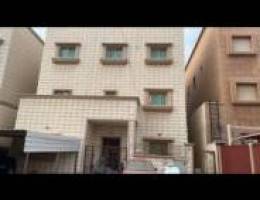  الدور الاول غرفة ماستر مع حمام وغرفتين بينهم حمام صالة وبلكونه ومطبخ 