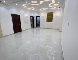  للايجار دور كامل بالرقه دور اول اربع غرف وثلاث حمامات وصاله ومطبخ وخا 