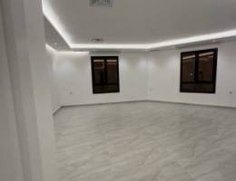  للإيجار دور اول في غرب عبدالله المبارك جديد لم يسكن 