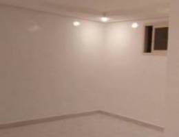  للأجار شقة في الفردوس مكونه من ثلاث غرف وصاله وحمام ومطبخ 