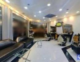  متوفر صالون رجالي جاهز بكامل معداته علي زاويه ٤ وجهات علي شارع رئيسي 