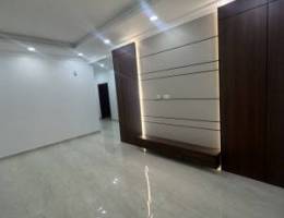  للايجار دور كامل صالة 1 8 غرف نوم و 2 مطبخ و 4 حمامات 