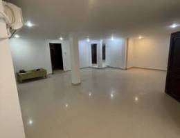  دور الاول كامل ٥ غرف ٣ حمامات وصاله كبيرة ومطبخ 