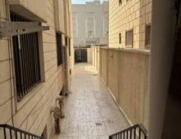  للإيجار دور ارضي بسلوئ مع حوش 