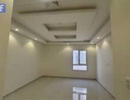  للإيجار شقة 3 غرف 3 حمامات صالة لها حمام خاص و مطبخ وغرفة خا دمة ماستر 