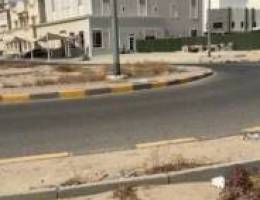  4غرف وحده منهم ماستر بلكونا وغرفة الخادمة  الشمس سخان وتكييف المركزي 