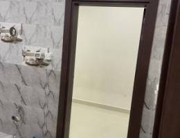  شقه 3 غرف 3 حمامات وحده ماستر وغرفة خداامه اصنصير حرار مركزي وباركينق 