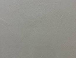  3 غرف وصالة ومطبخ وخادمة مع حمامها + موقفين سيارة .. معاريس فقط 