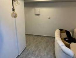  يوجد لدينا شقه خلو الايجار غرفه وصاله ومطبخ وحمام تشطيب سوبر سوبر لوكس 