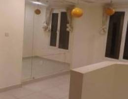  شقه تتكون من ثلاث غرف واحده منهم ماستر وحمامين ومطبخ 