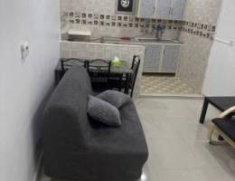  شقة صغيرة تتكون من غرفة نوم واحدة و صالة و حمام واحد. لعائلة صغيرة 