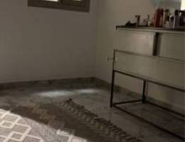  شقه الدور الاول ثلاث غرفه منهم ماستر ومطبخ وصاله صغيره 