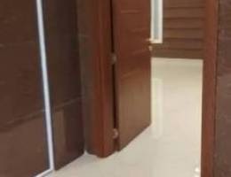  شقه بالرقعي كبيره تصلح مكتب محامي / مقابل محكمة الرقعي5 غرف وصاله 