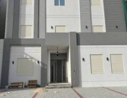  شقه للايجار في غرب عبدالله المبارك يرجى التواصل وتساب 