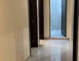  صالة ومطبخ مجهز و3 غرف 2 حمام ومصعد  2 مواقف الدور 2  معاريس 