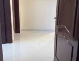  شقه للإيجار أربع غرف وصالة وثلاث حمامات بالدور الأول 