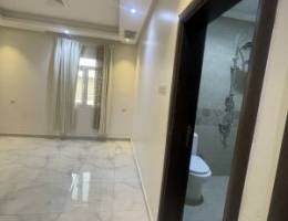  للإيجار شقه شبه جديده تكيف سنترال ثلاث غرف والصاله وغرفه خدمه 