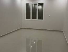  للإيجار شقة بجابر الاحمد ٣ غرف وصالة وحمامين وغرفة خادمهه مع حمام 