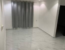  يوجد لدينا شقق غرفة وصالة ومطبخ وحمام تشطيب جديد 