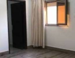  ‏شقة ثلاث غرف من بينها ماستر وغرفه صغيرة مع حمام وصالة للمعاريس او2طفل 