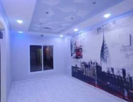  شقةغرفةصالةسوبرلوكس حمام مطبخ كبيرباركية ورق جدران مصفط متوفرة 