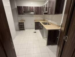  شقه ٣غرف وصاله وحمامين ومطبخ بها غرفه ماستر 