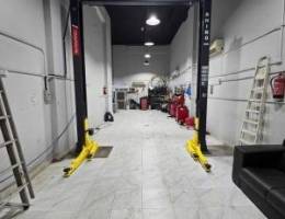  كراج سيارات بالشويخ مجهز بمعدات حديثة وجاك جديد تحت الكفالة 